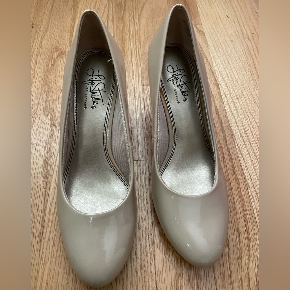 Life Stride Women's Light Beige Pump Heels Faux Patent Leather Size 8M